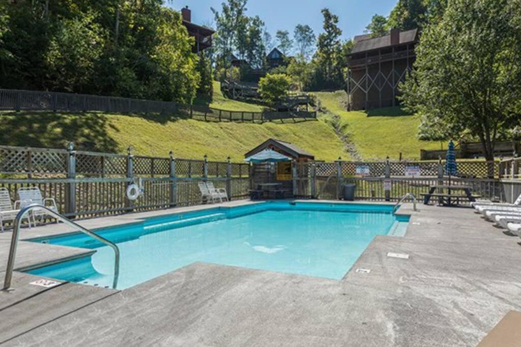 Serenity, A Rustic Log Cabin Retreat Sevierville Exterior foto